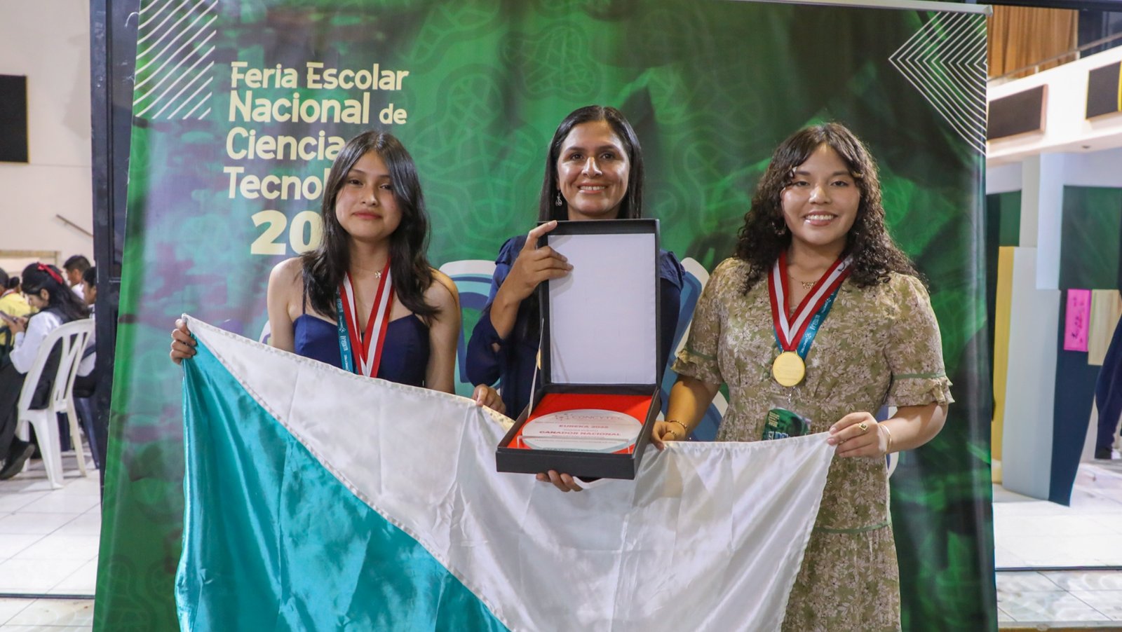 Equipo del colegio Isaac Newton gana en la feria de ciencia y tecnología Eureka