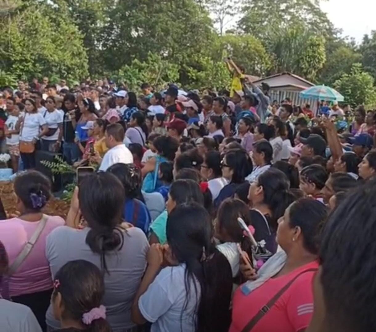 Dan multitudinario adiós a periodista asesinado por sicarios en Aguaytía