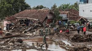Inundaciones en Indonesia y Tailandia dejan más de 900 muertos y más de un millón de afectados