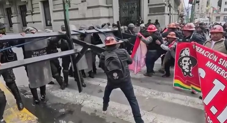 Enfrentamientos en La Paz por alza del diésel tras eliminación de subsidios