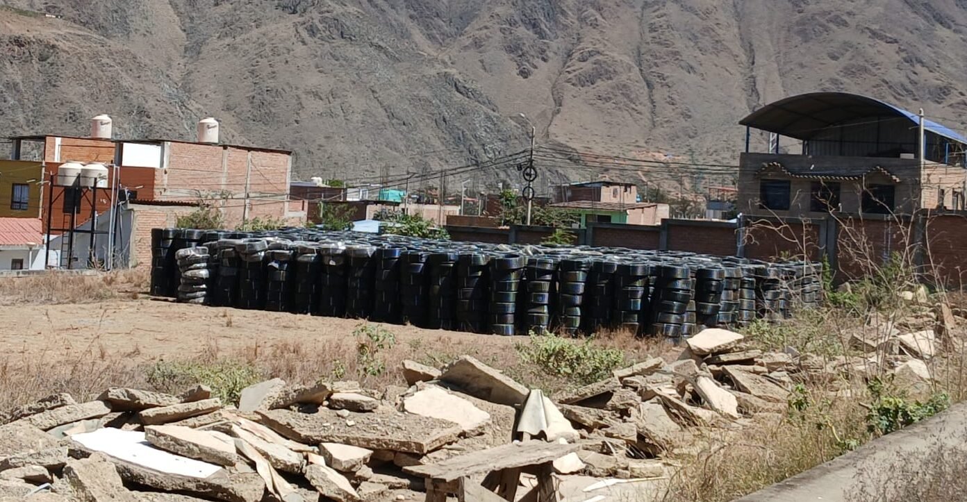 Mas de 2300 rollos de mangueras de riego están almacenadas a la intemperie