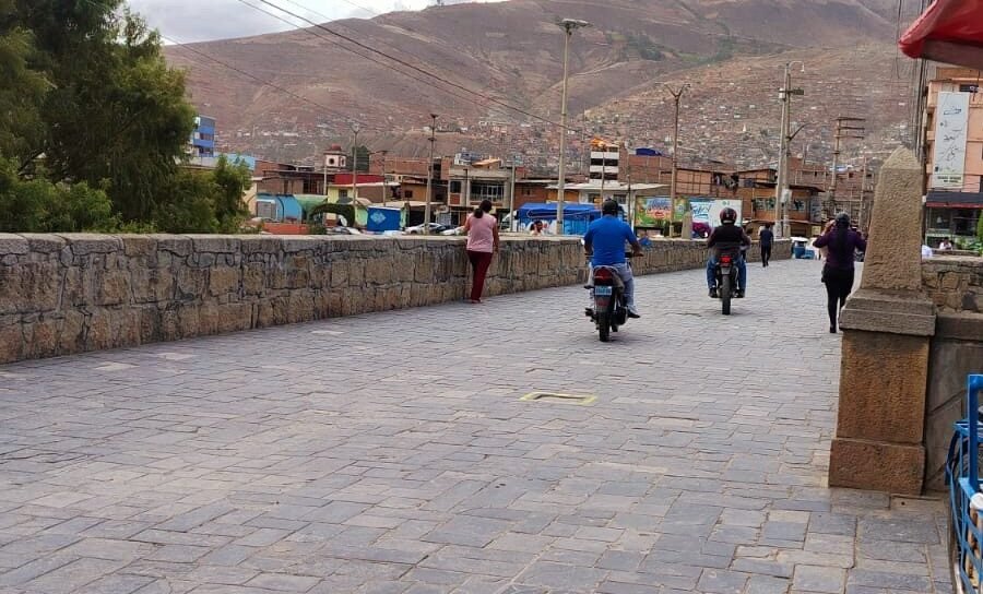 Tránsito de motos dañan la estructura del puente Calicanto