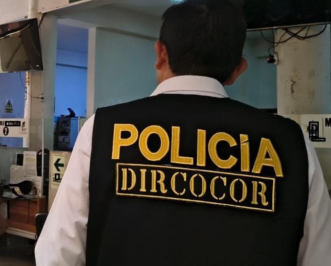 Detienen a dos policías y allanan tres viviendas