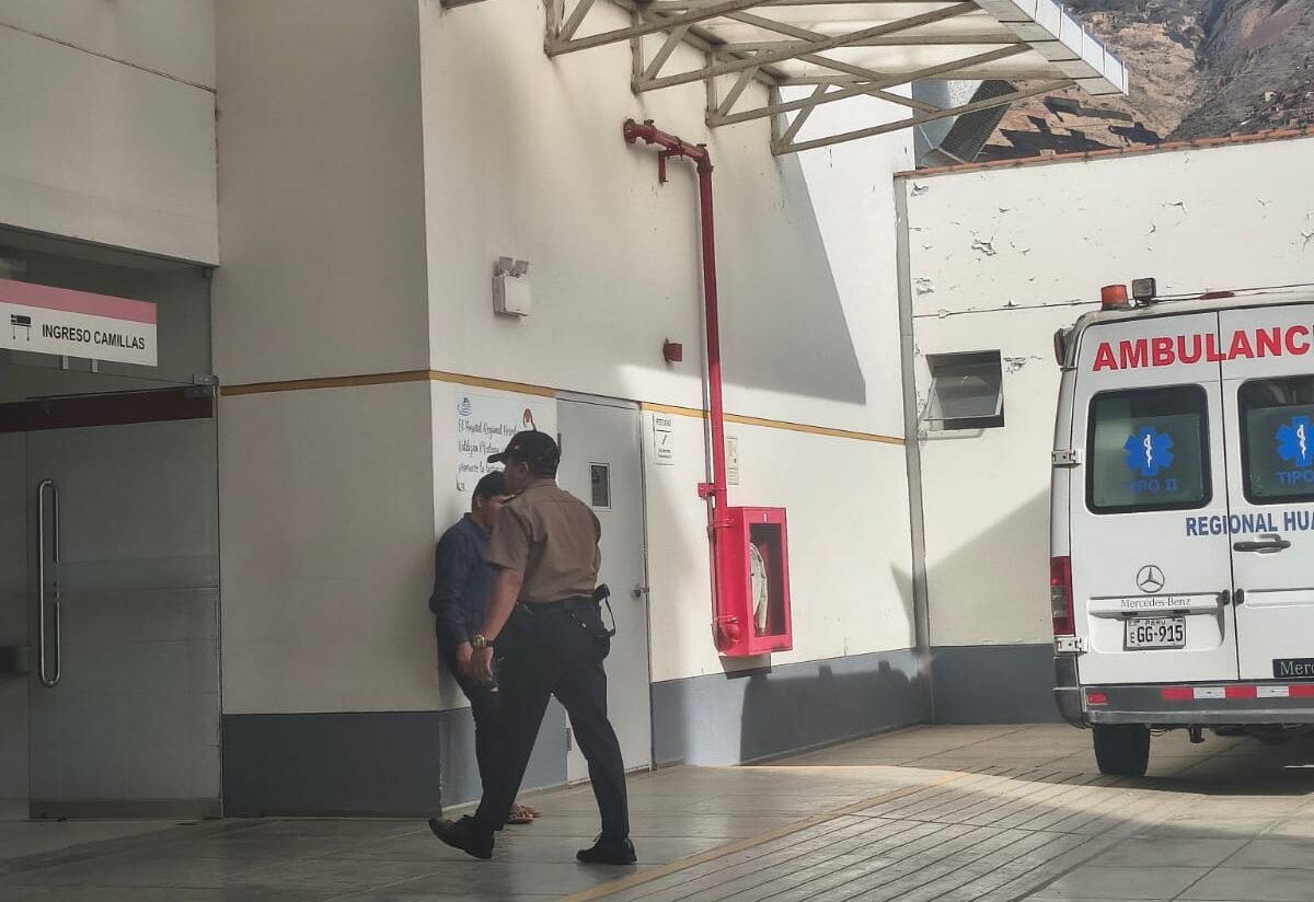 Ayudante queda herido tras ser arrollado por bus en el que trabajaba