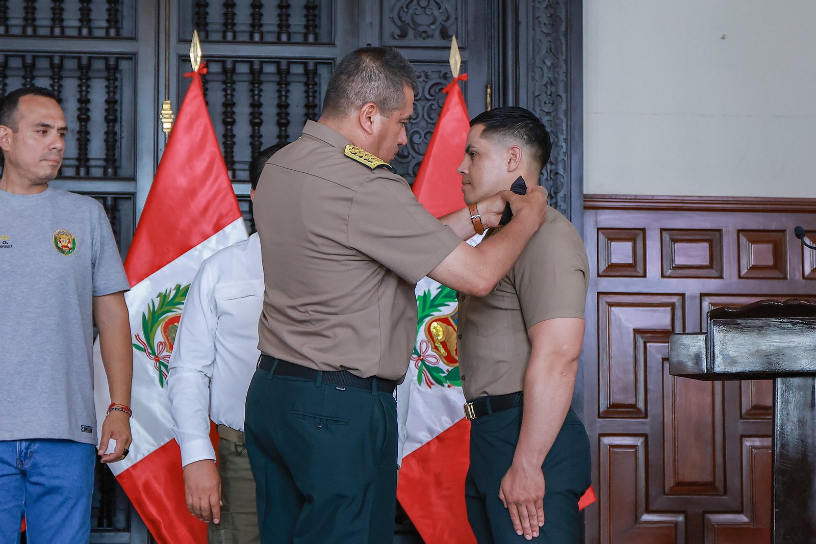 Ascienden por acción distinguida a policía que abatió a un delincuente en Comas