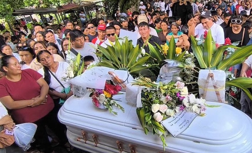 En medio de consternación, dan multitudinario adiós a dueño de mariposario asesinado en asalto