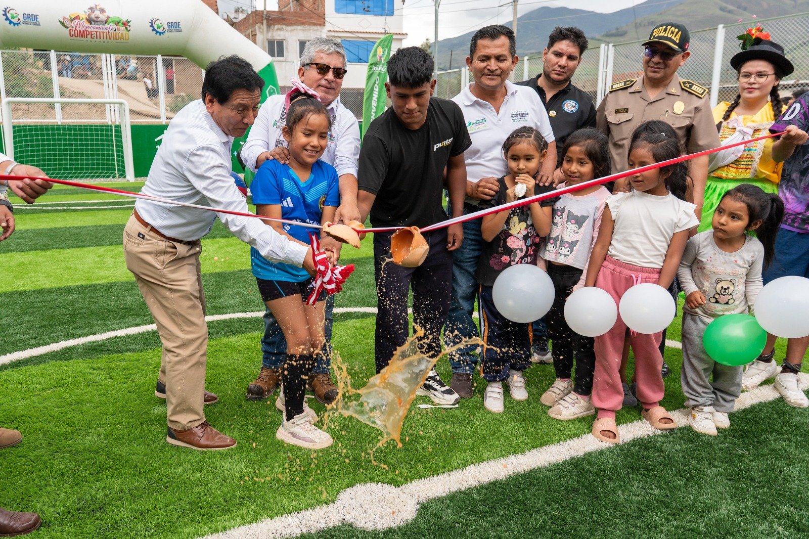 Gobernador regional inaugura losas deportivas con gras sintético en Ambo