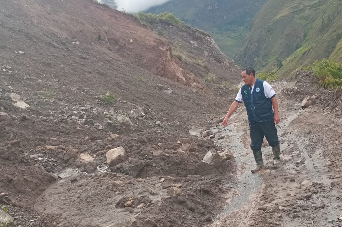 San Buenaventura incomunicada por deslizamientos en carretera de acceso