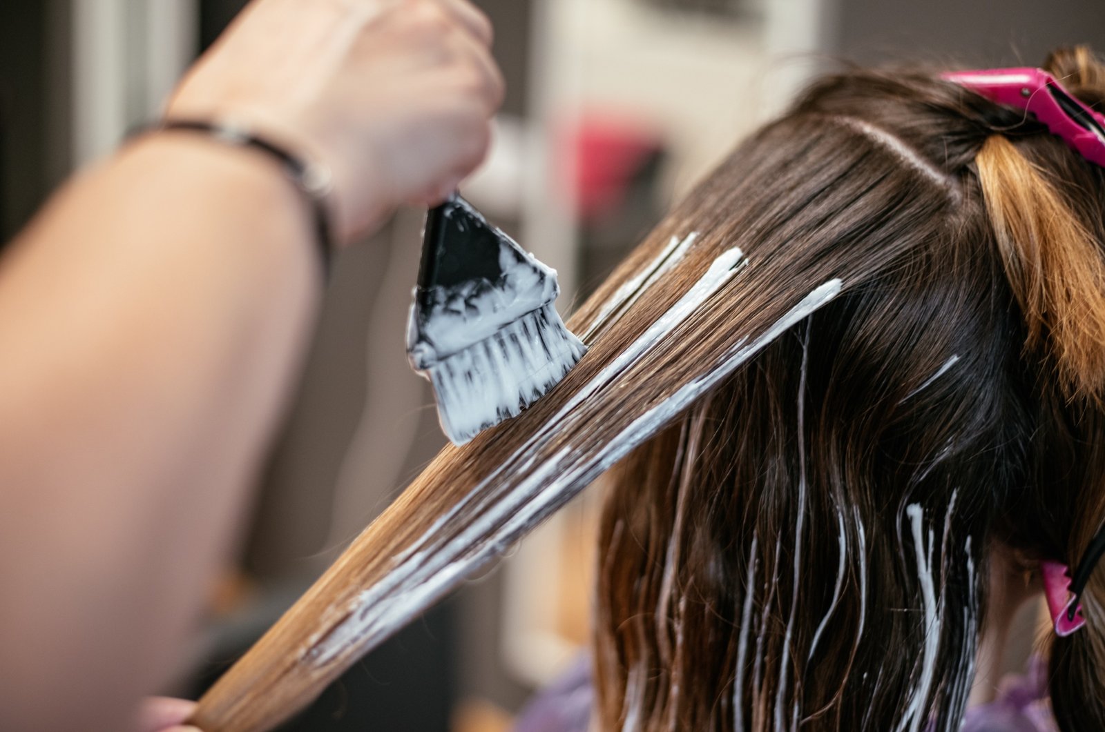 Estudio advierte asociación de tintes capilares con mayor riesgo de cáncer de mama en mujeres