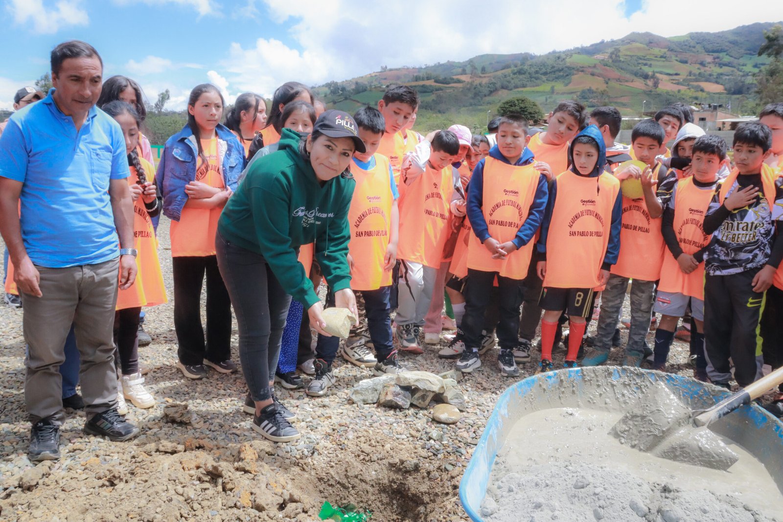 Alcaldesa de San Pablo de Pillao da inicio a la segunda etapa del estadio municipal