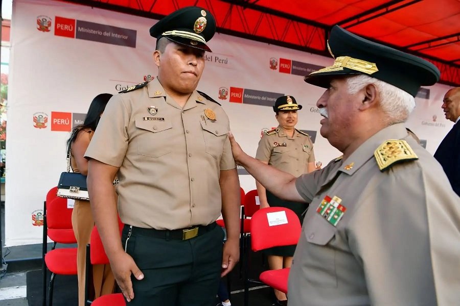 Gobierno otorga ascenso excepcional a policías por enfrentar a delincuentes