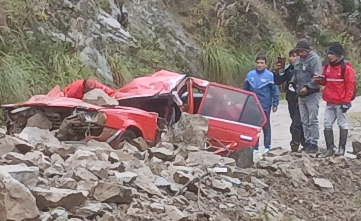 Tres profesores salvan de milagro en deslizamiento que aplastó el auto en el que viajaban