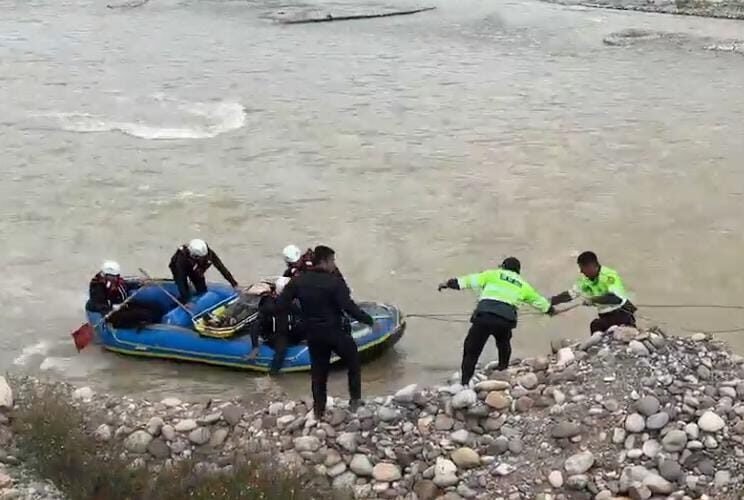 Recuperan dos cuerpos de familia que cayó al Mantaro cuando viajaban de Pichanaqui a Huánuco