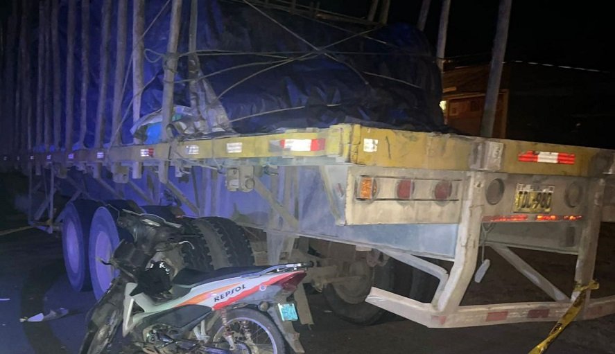 Motociclista pierde la vida tras chocar contra un tráiler estacionado 