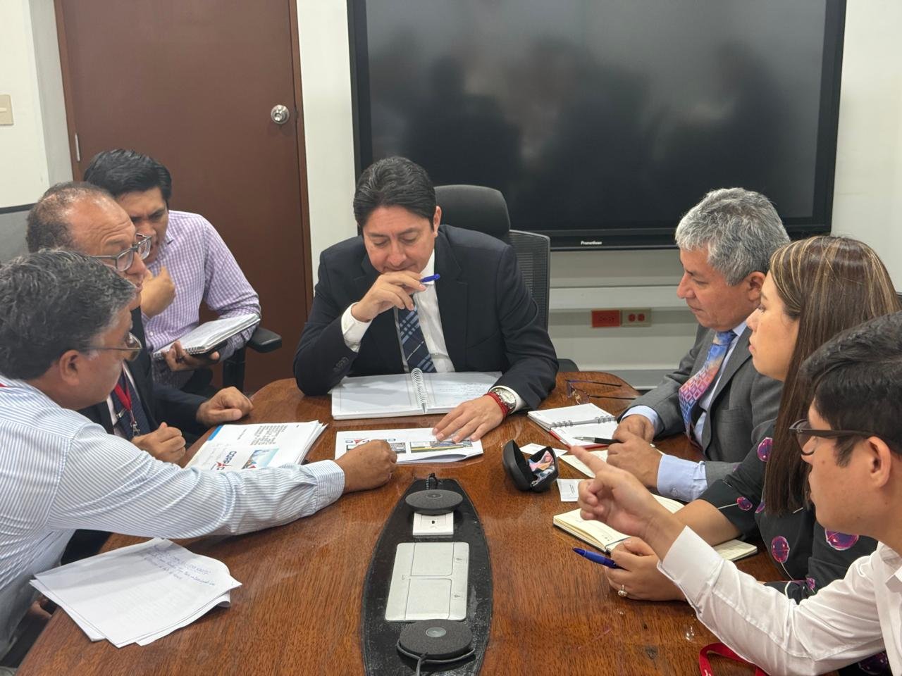 Coordinan restablecimiento de carreteras y acelerar proyectos viales en Huánuco