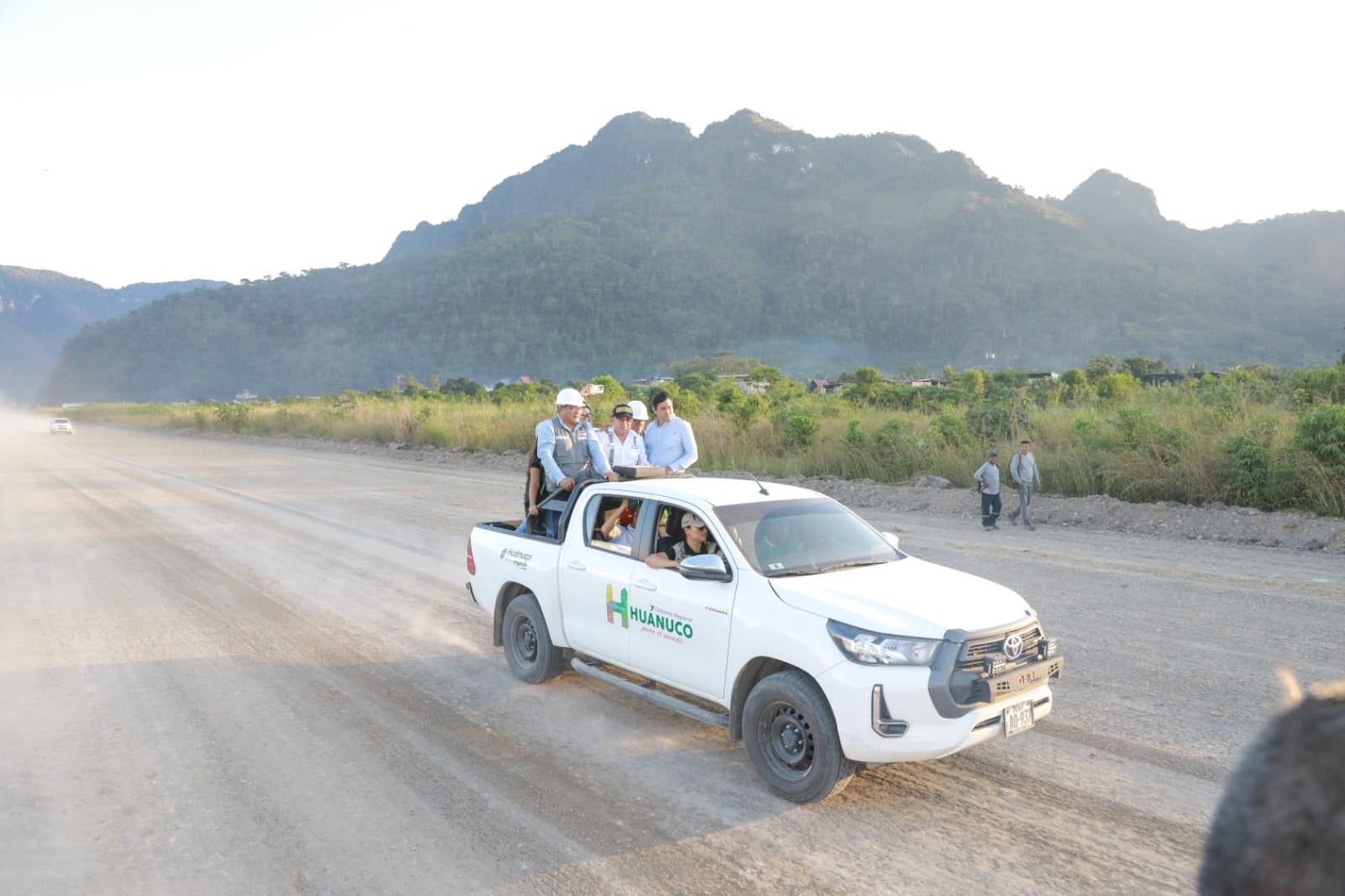 Gobernador inspecciona asfaltado de la pista del aeropuerto de Tingo María
