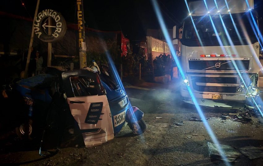 Adolescente que conducía trimóvil queda grave tras colisionar con un tráiler