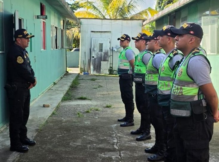 Jefe policial vista la comisaría de La Morada 