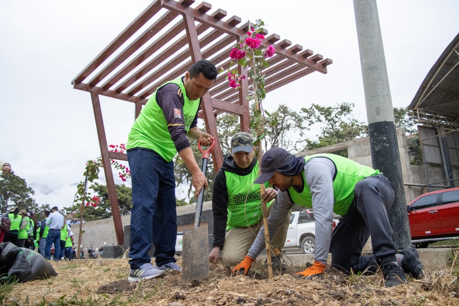 Más de 200 ciudadanos adoptan árboles para recuperar el malecón Walker Soberón