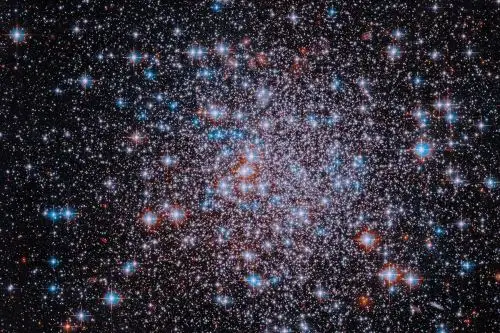 Fuegos artificiales cósmicos: El telescopio Hubble retrata un fósil estelar de 13,000 millones de años