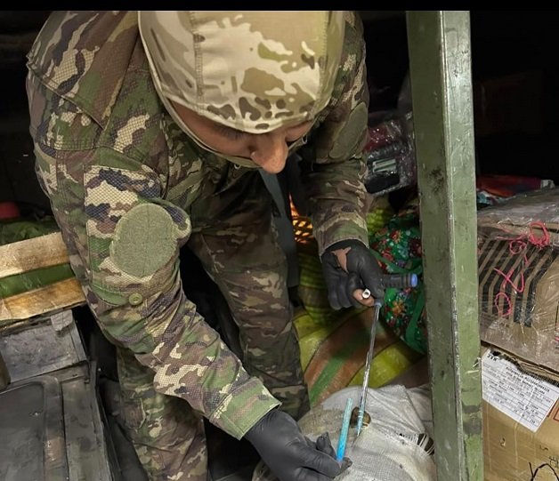 Detienen a pasajero por trasladar droga en su equipaje
