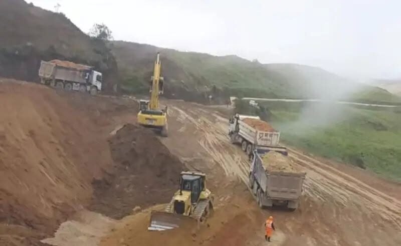 Pobladores de Panao bloquean maquinaria de obra vial en protesta por intensa polvareda