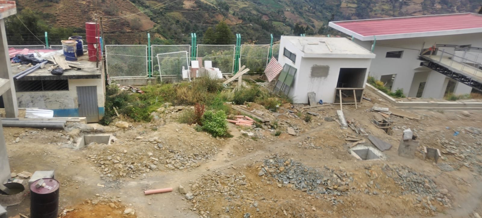 Continúa paralizada construcción del colegio de Guelgash pese a registrar 97.74 % de avance