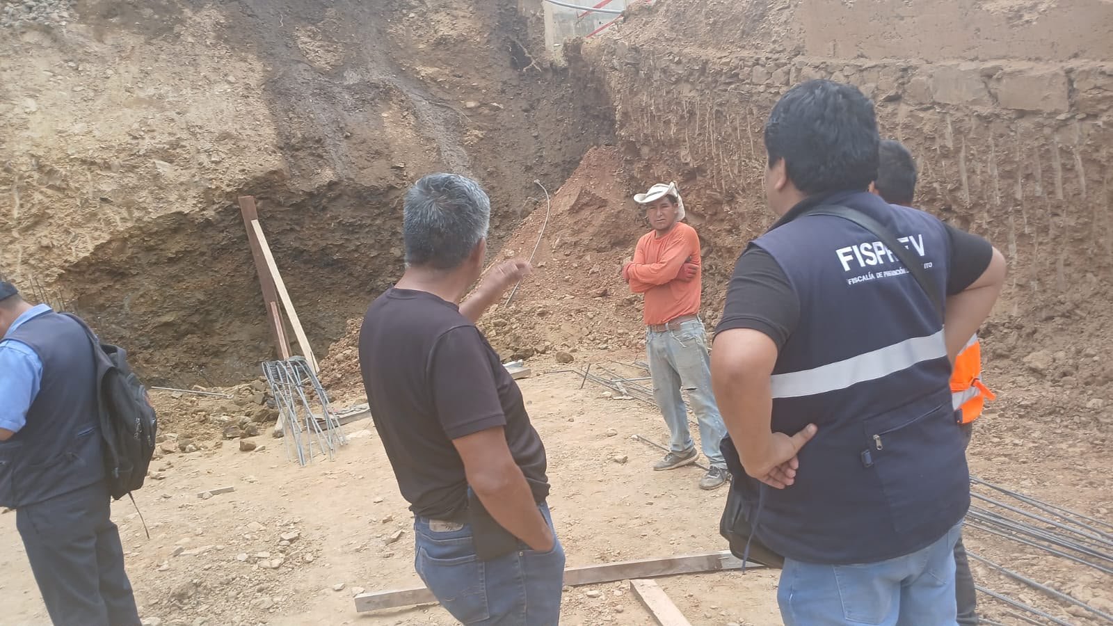 Seda Huánuco interviene construcción informal que pone en riesgo canal de conducción de agua