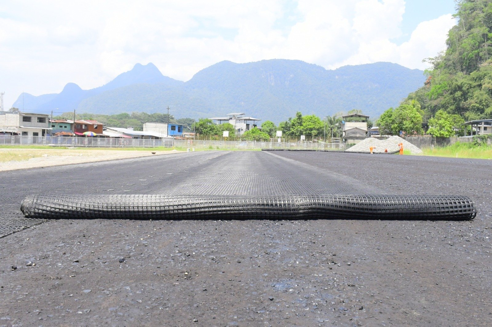 Avanzan trabajos en el asfaltado del aeropuerto de Tingo María