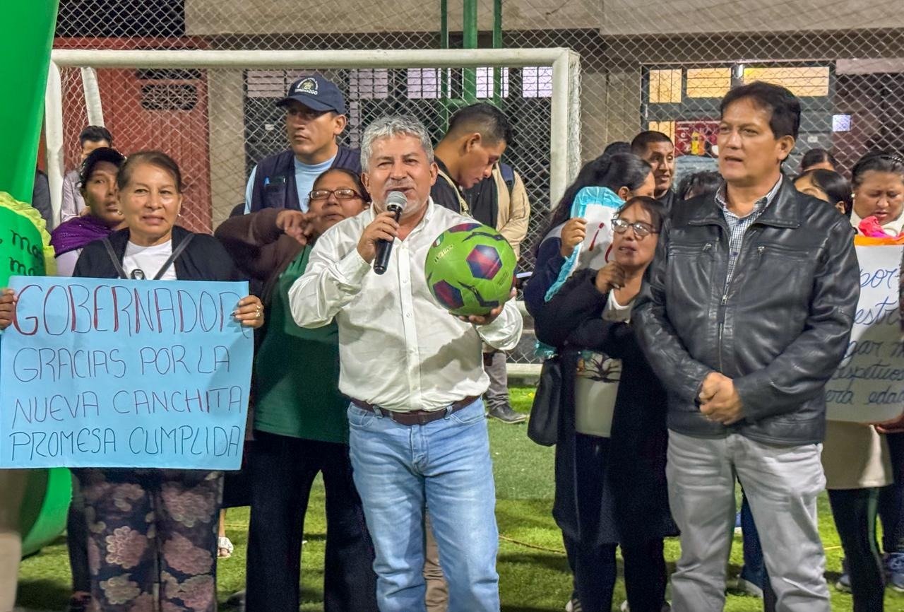Gobernador inaugura losa deportiva del programa «La Canchita de mi Barrio» en Amarilis