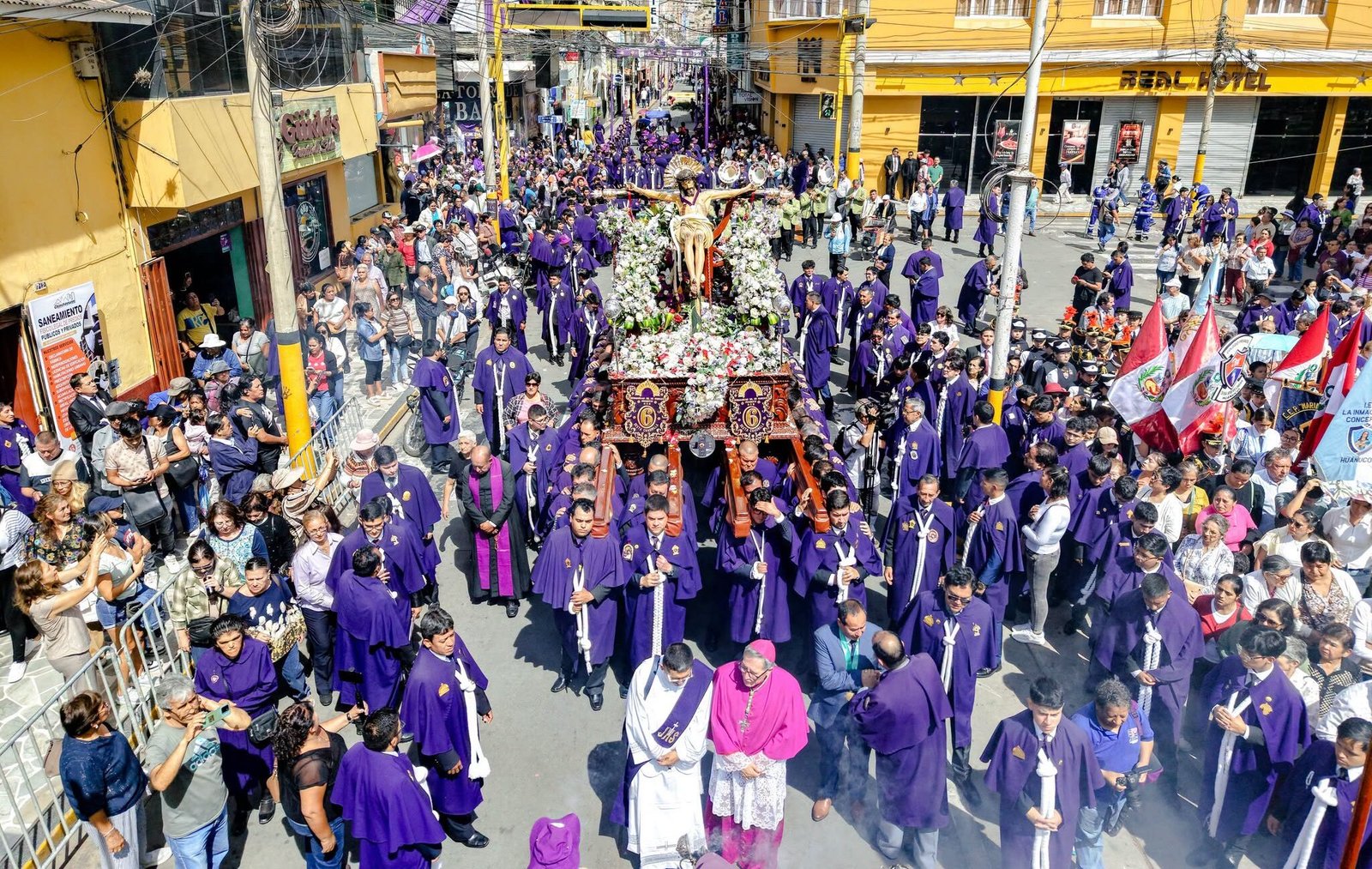 El Señor de Burgos recorre las calles de Huánuco derramando sus bendiciones